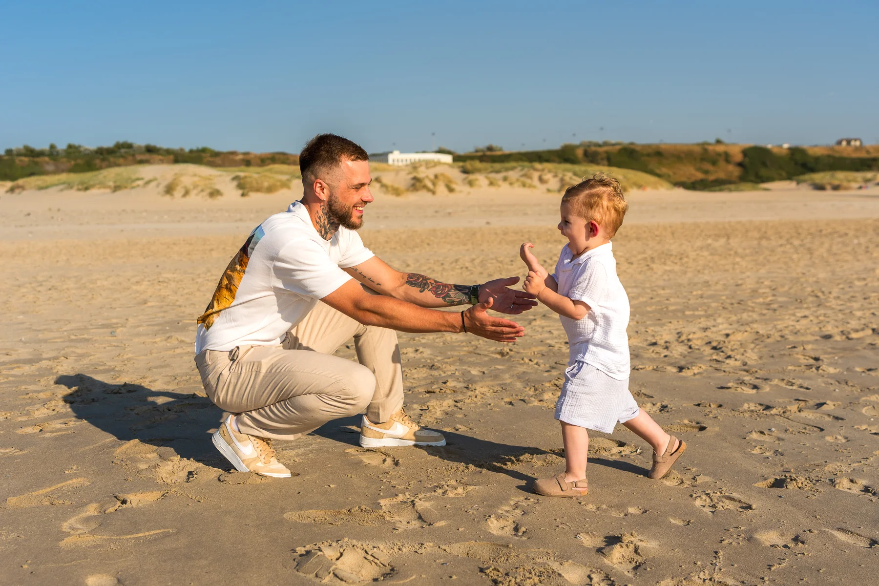 Photo d'un père et son fils lors d'un shooting sur la plage de l'hoverport à le portel sur la côte d'opale