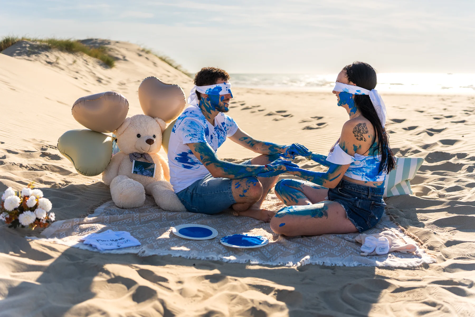 Couple attendant la découverte lors d'un gender reveal